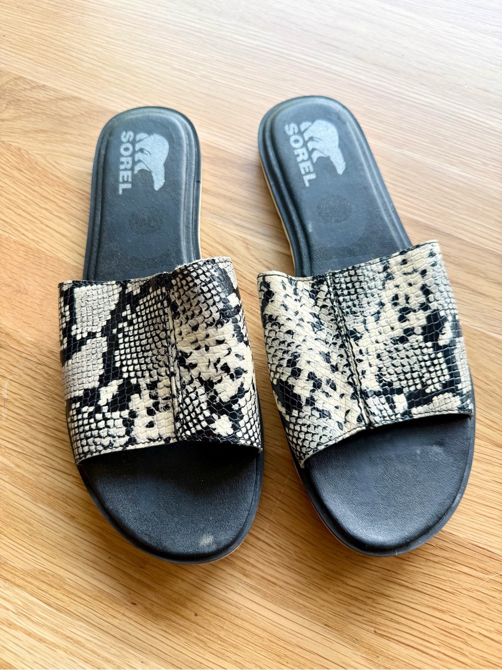 Sorel Embossed Leather Slide Sz 10